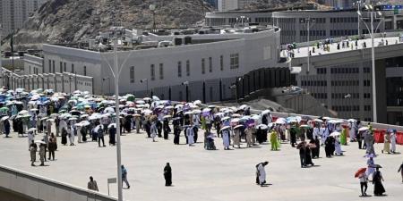 حجاج بيت الله الحرام يرمون الجمرات الثلاث في أول أيام التشريق - الكويت الاخباري