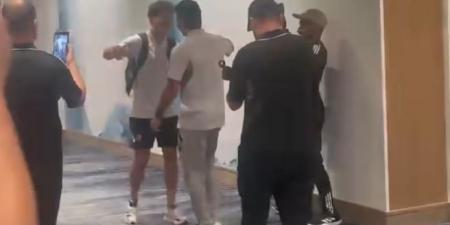 شاهد إمام عاشور يستقبل زيزو بالأحضان فى معسكر الأهلى بأمريكا - الكويت الاخباري