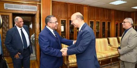 رئيس جامعة أسيوط يستقبل نخبة من المشاركين في الملتقى العلمي الثاني بكلية التجارة - الكويت الاخباري