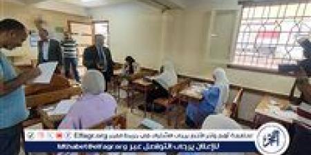 طلاب وطالبات الثانوية العامة يؤدون امتحان اللغة الأجنبية الثانية فى أسيوط - الكويت الاخباري
