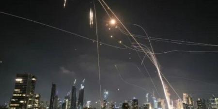 شظايا صاروخية تضرب شمال تل أبيب والدفاعات الإيرانية تتصدى لهجمات جوية - الكويت الاخباري