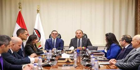 وزيرا قطاع الأعمال العام والاستثمار يبحثان التعاون في الترويج للفرص الاستثمارية بقطاع الغزل والنسيج - الكويت الاخباري
