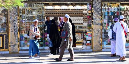 ضيوف الرحمن يختتمون زيارتهم للمدينة المنورة بالتسوّق واقتناء الهدايا التذكارية - الكويت الاخباري