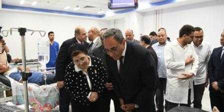 محافظ قنا يزور مصابي حادث منتدبي امتحانات الثانوية بدشنا ويوجه بتقديم الدعم الطبي والاجتماعي - الكويت الاخباري