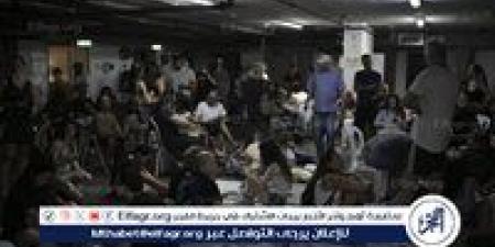حارس أمن إسرائيلي يمنع شابًا فلسطينيًا من الاحتماء في الملجأ ويدخل امرأة إسرائيلية - الكويت الاخباري