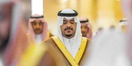 نائب أمير الرياض يؤدي صلاة الميت على الأمير مشعل بن عبدالله - الكويت الاخباري