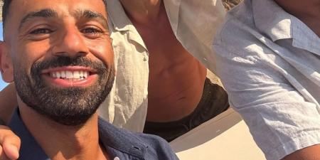 شاهد محمد صلاح رفقة عبدالله السعيد وحجازي أثناء الأجازة الصيفية - الكويت الاخباري