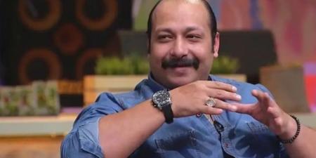 محمد ثروت وقوفي أمام ميمي جمال شرف كبير - الكويت الاخباري