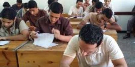 طالب ثانوي يغش بمساعدة شقيقيه عبر سماعة «بلوتوث».. مفاجآت تكشفها التحقيقات - الكويت الاخباري