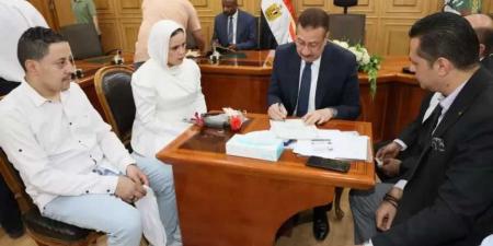 بالصور.. محافظ المنوفية وكيلًا لعروس يتيمة من مؤسسة تربية البنات بشبين الكوم - الكويت الاخباري