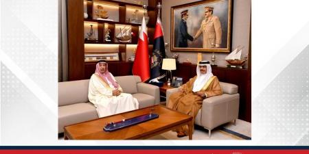 وزير الداخلية يستقبل محافظ محافظة المحرق ويتسلم منه نسخة من كتابه " رحلتي عبر المحطات الثلاث" - الكويت الاخباري