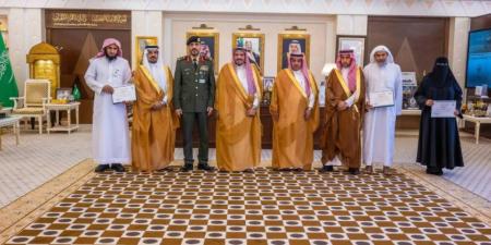 أمير القصيم يكرّم رؤساء لجان بإمارة المنطقة المشاركين في اختبارات القرآن الكريم لنزلاء السجون - الكويت الاخباري