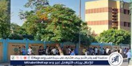 بدء توافد طلاب وطالبات الثانوية العامة بمحافظة أسيوط على اللجان لأداء امتحان اللغة الأجنبية الأولى - الكويت الاخباري