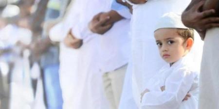 حكم صلاة الصبي المُميِّز في الصف الأول.. الإفتاء تجيب - الكويت الاخباري