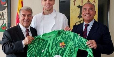 برشلونة يعلن تجديد عقد البولندى تشيزنى - الكويت الاخباري