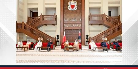 استقبل نائب وزير الداخلية ورئيس الأمن العام والمحافظين والمدراء العامين ... معالي وزير الداخلية : الأداء المهني المتميز لرجال الأمن ساهم في نجاح موسم عاشوراء - الكويت الاخباري