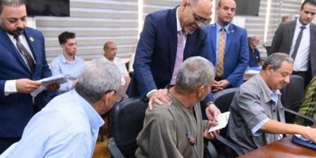 وزير العمل يسلم بطاقات بنكية لعمال مصريين من مستحقي المعاشات التقاعدية العراقية - الكويت الاخباري