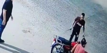 مخبي سنجة في هدومه.. فحص فيديو سرقة هاتف شاب وتهديده بالأميرية - الكويت الاخباري