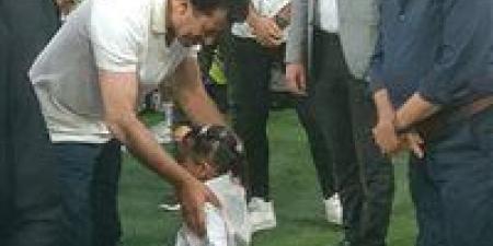 أشرف صبحي ومحافظ بورسعيد يحملان أصغر لاعبة كاراتيه لدعمها - الكويت الاخباري