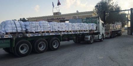 أطنان من المواد الغذائية والمياه تحملها شاحنات المساعدات لقطاع غزة - الكويت الاخباري