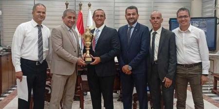 رئيس القابضة للمطارات يكرم فريق الكرة الشاطئية بعد الفوز بكأس منطقة القاهرة وتأهله لبطولة الجمهورية - الكويت الاخباري