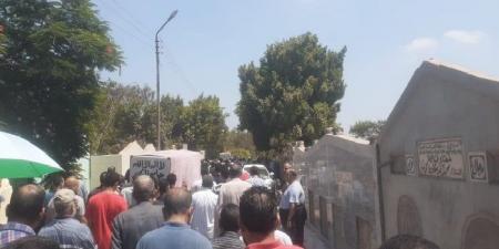 تشييع جنازة «ربة منزل ونجلتها» ضحايا عقار الزقازيق المنهار بـ الشرقية - الكويت الاخباري