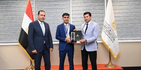 وزير الرياضة يلتقي بطل الكيك بوكس محمد راتب - الكويت الاخباري