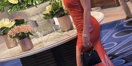 أحدث ظهور.. دينا فؤاد تخطف الأنظار بفستان برتقالي - الكويت الاخباري