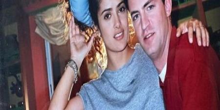 سلمى حايك تحيى ذكرى ميلاد الراحل ماثيو بيري - الكويت الاخباري