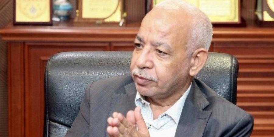 يفدون الوطن بأرواحهم .. عبد المنعم الجمل يهنئ عمال مصر بعيدهم - الكويت الاخباري