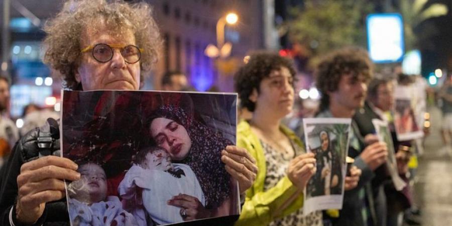 مجلة إسرائيلية: وقفات تضامنية صامتة بإسرائيل حدادا على أطفال غزة - الكويت الاخباري
