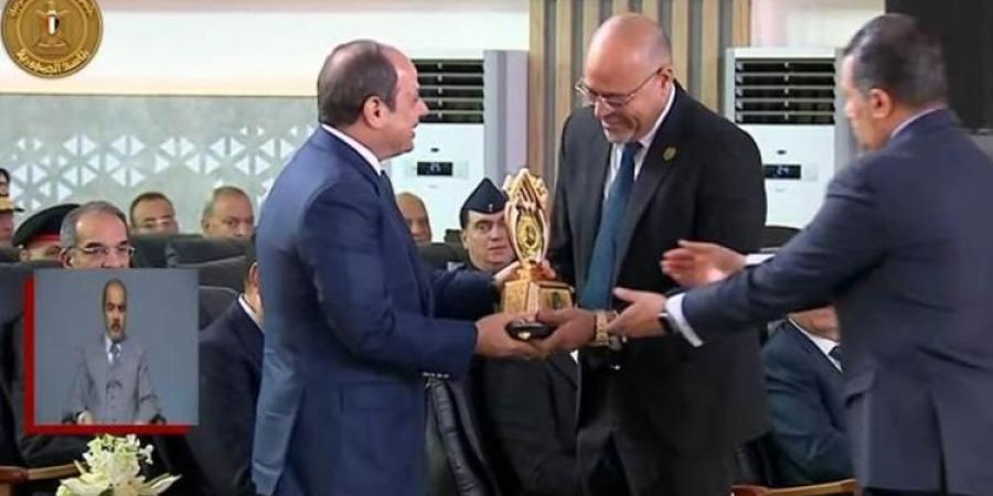 رئيس اتحاد عمال مصر يهدي الرئيس السيسي درعا تذكاريا - الكويت الاخباري