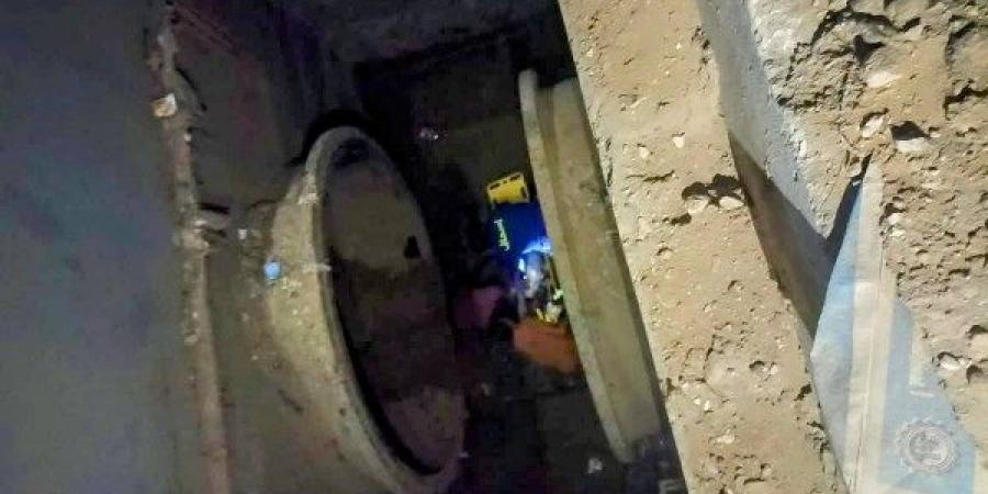 على العهد فوق وتحت الأرض.. رجال الإسعاف ينقذون سيدة سقطت في بئر صرف عميق - الكويت الاخباري