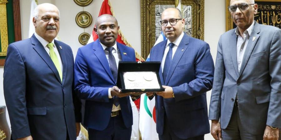 ياسر إدريس يستقبل وزير الخارجية بجزر القمر لبحث سبل التعاون   - الكويت الاخباري
