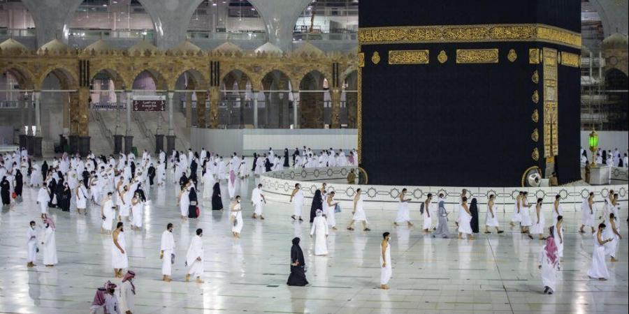 حكم ارتداء المرأة ملابس باهظة الثمن لالتقاط صور أمام الكعبة .. أمينة الفتوى تجيب - الكويت الاخباري