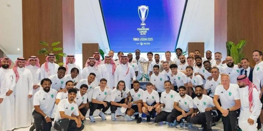 وزير الرياضة يستقبل فريق الأهلي بعد تحقيقه اللقب الآسيوي - الكويت الاخباري