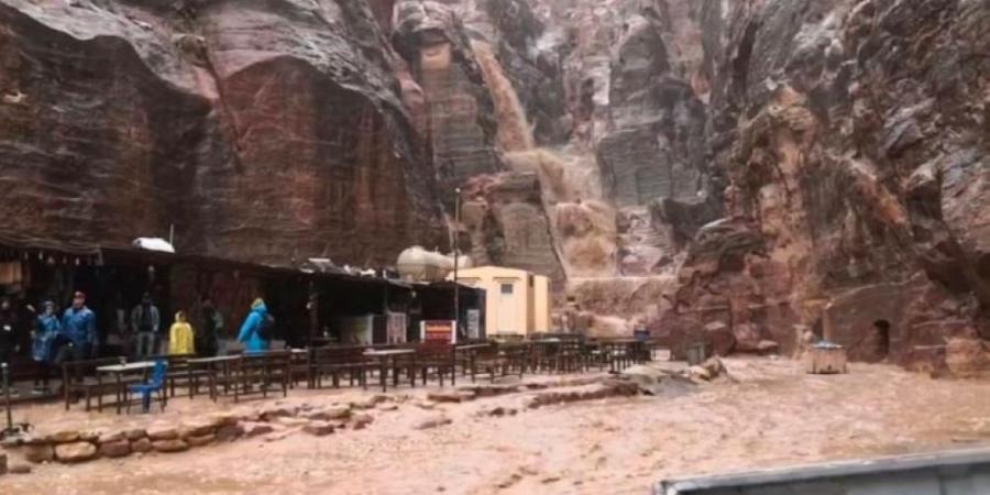 شاهد| سيول البتراء في الأردن.. إجلاء نحو 1800 سائح ومقتل بلجيكية ونجلها - الكويت الاخباري