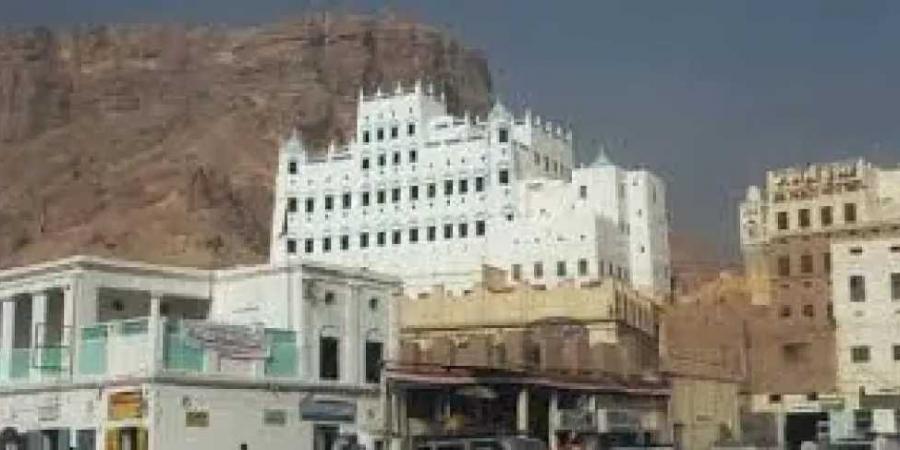 شرطة سيئون تُطيح بخلية خطيرة متخصصة في الابتزاز الإلكتروني وتضبط أدلة مروّعة على هواتفهم - الكويت الاخباري