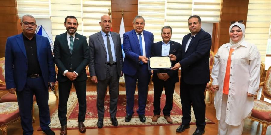 رئيس جامعة كفر الشيخ يسلم شهادة اعتماد برنامج علم النفس الإكلينيكي| صور - الكويت الاخباري