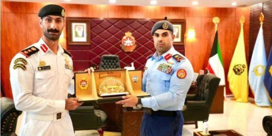 الجيش الكويتي يكرم صاحب "أسرع ماراثون في زي عسكري كامل" - الكويت الاخباري