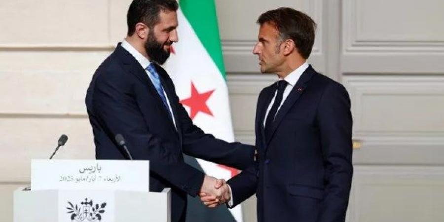 ماكرون يطالب الشرع بمحاكمة مرتكبي الجرائم الإنسانية في سوريا - الكويت الاخباري