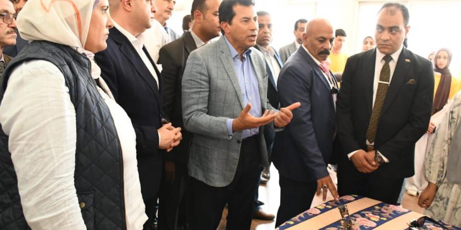 وزير الشباب ومحافظ بني سويف يتفقدان الأنشطة بمركز التنمية الشبابية - الكويت الاخباري