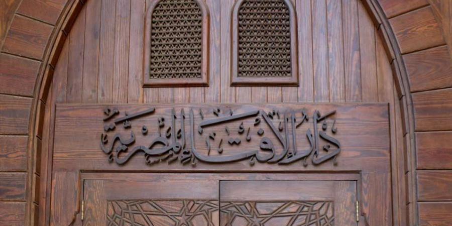 هل تجوز الصلاة للرجل بـ"الفانلة الحمالات" بسبب الحر؟.. أمين الإفتاء يجيب - الكويت الاخباري