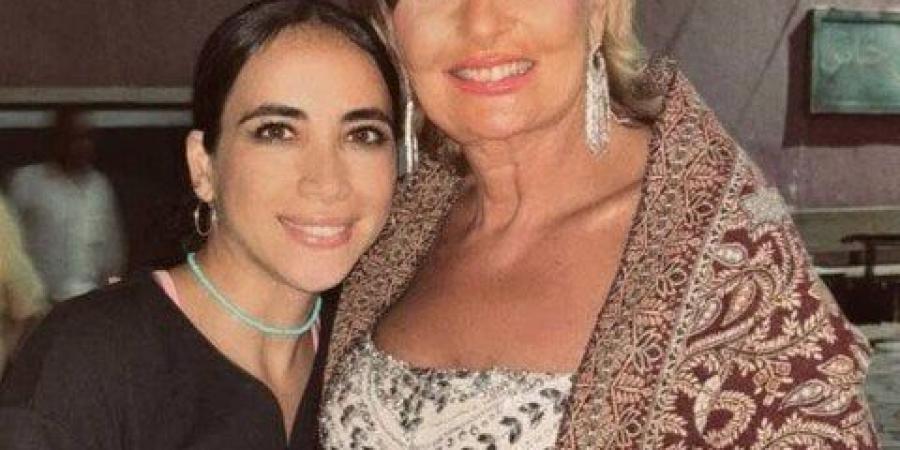 يسرا ومؤلفة برستيج.. قصة صورة داخل مقهى قديم في قلب القاهرة - الكويت الاخباري