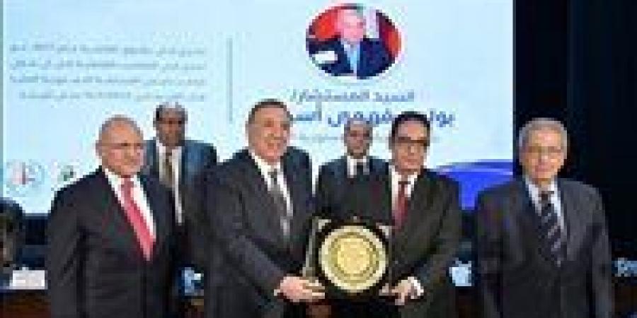 جامعة القاهرة تكرم رئيس المحكمة الدستورية العليا تقديرًا لمسيرته القانونية والقضائية - الكويت الاخباري