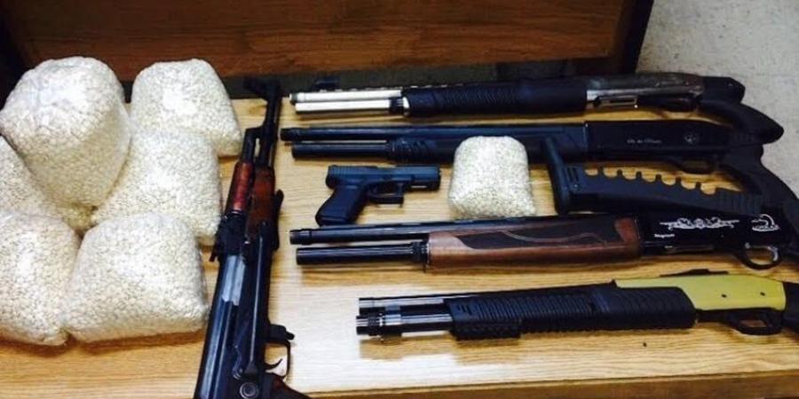 18 قضية.. مداهمات أمنية مستمرة ضد مروجي «الكيف» والسلاح في 3 محافظات - الكويت الاخباري