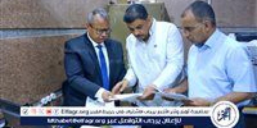 السكرتير المساعد فى أولى جولات يتفقد المراكز التكنولوجية لخدمة المواطني بسوهاج - الكويت الاخباري