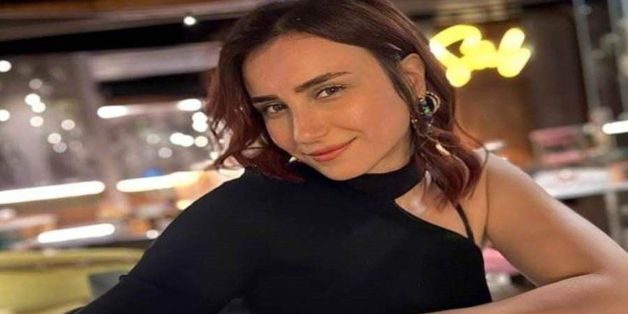 هلا السعيد تسحر القلوب بإطلالة جذابة على البحر - الكويت الاخباري