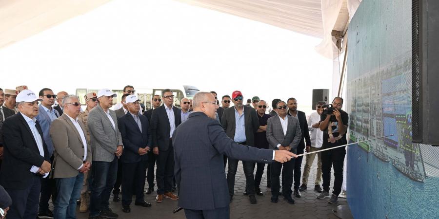 رئيس الوزراء يتفقد مشروعي "رووتس" و"سكاي للموانيء" - الكويت الاخباري