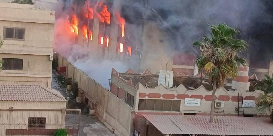 خزانات مياه وسلالم هيدروليكية .. دعم لمكافحة حريق مصنع بلاستيك بأكتوبر| صور - الكويت الاخباري